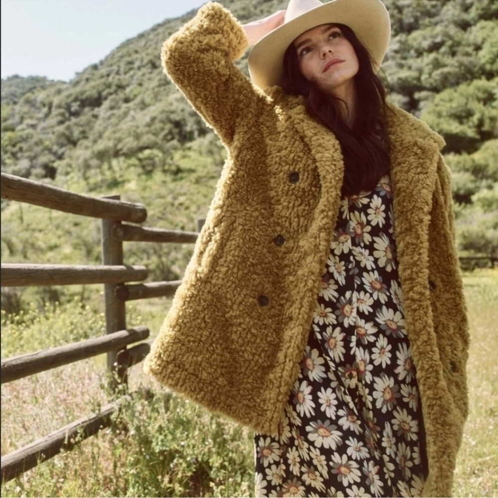 THE GREAT. vintage plush coat in harvest gold